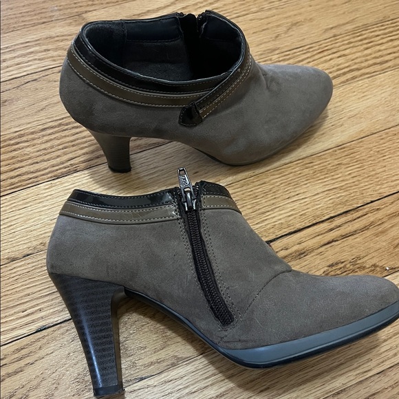 Bruna Jessi Taupe Ankle Boots
Made in Italy
Size 36/ 5.5 - Picture 3 of 3